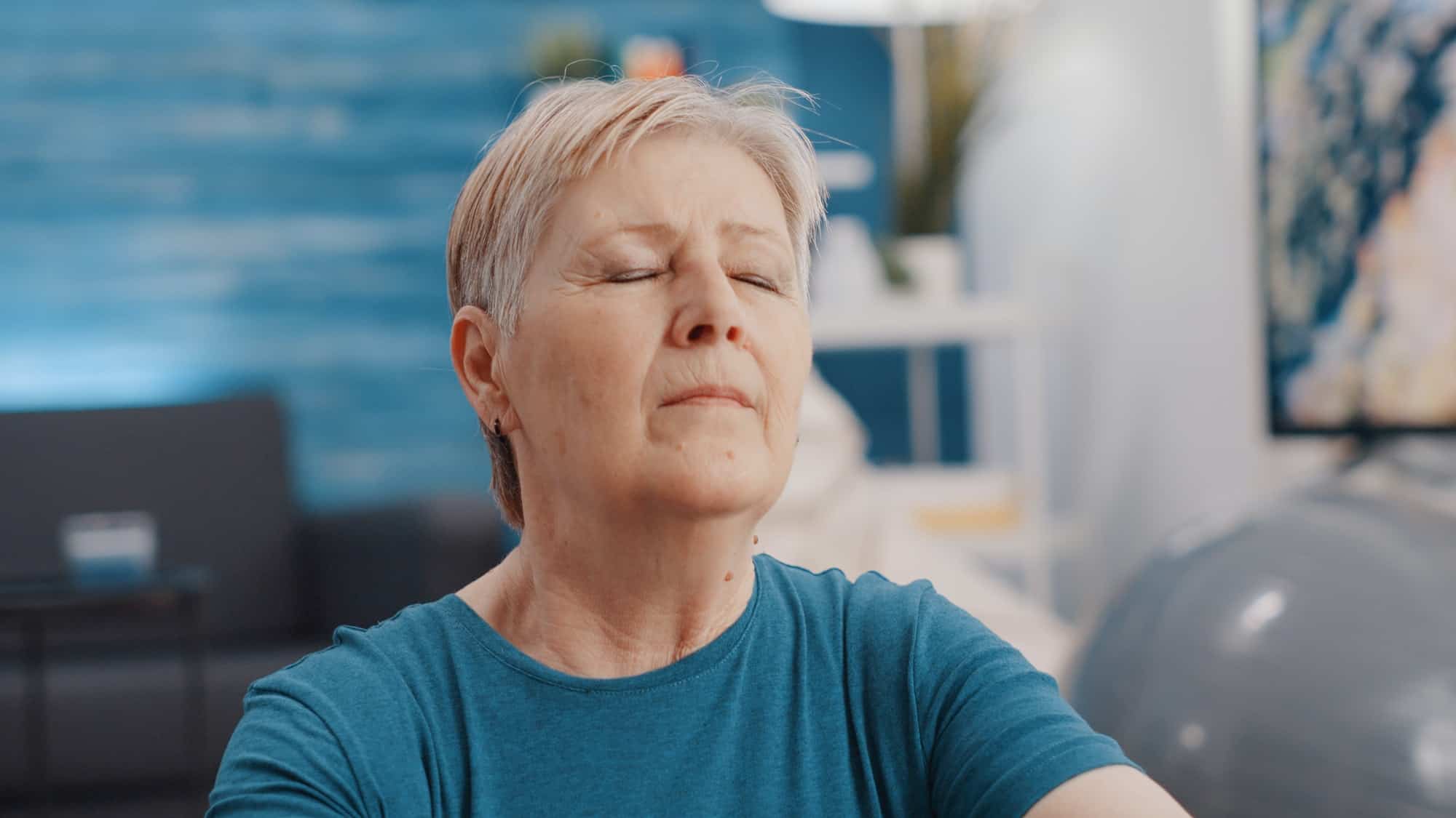 dame med tunge øyelokk