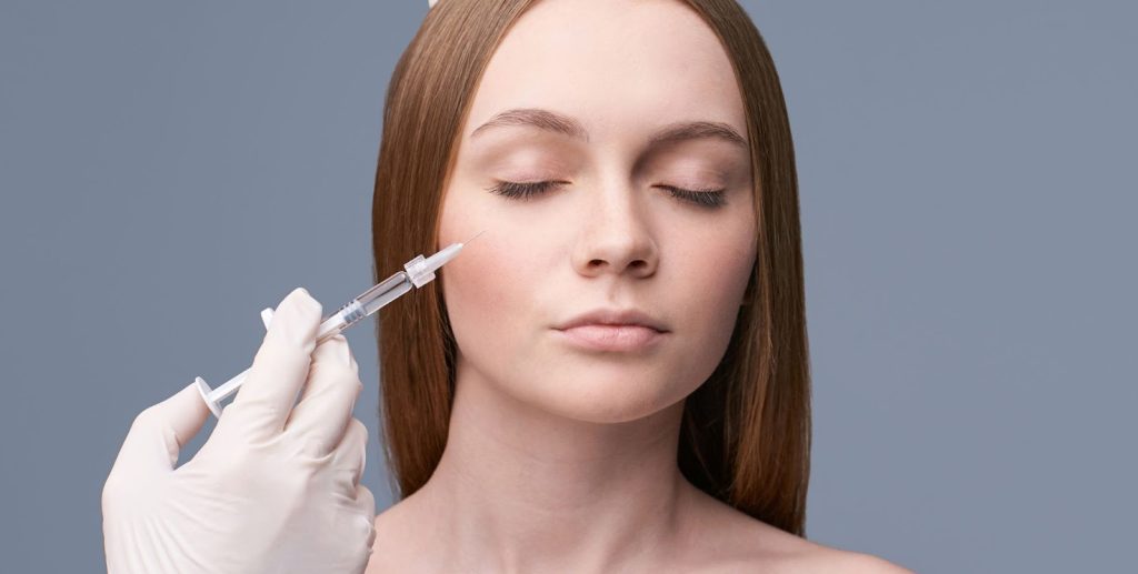 Bilde av dame som skal ta fillers under øynene.