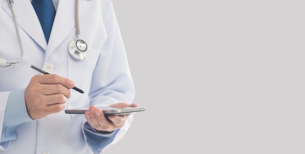 Bilde av en lege. Vurderer hormonbehandling til pasienten.