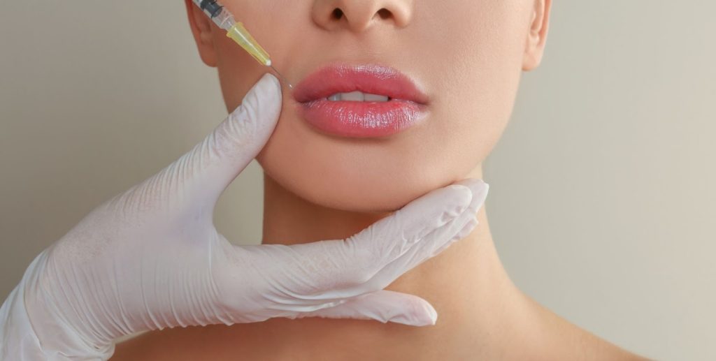 Bilde av dame som får lip fillers.