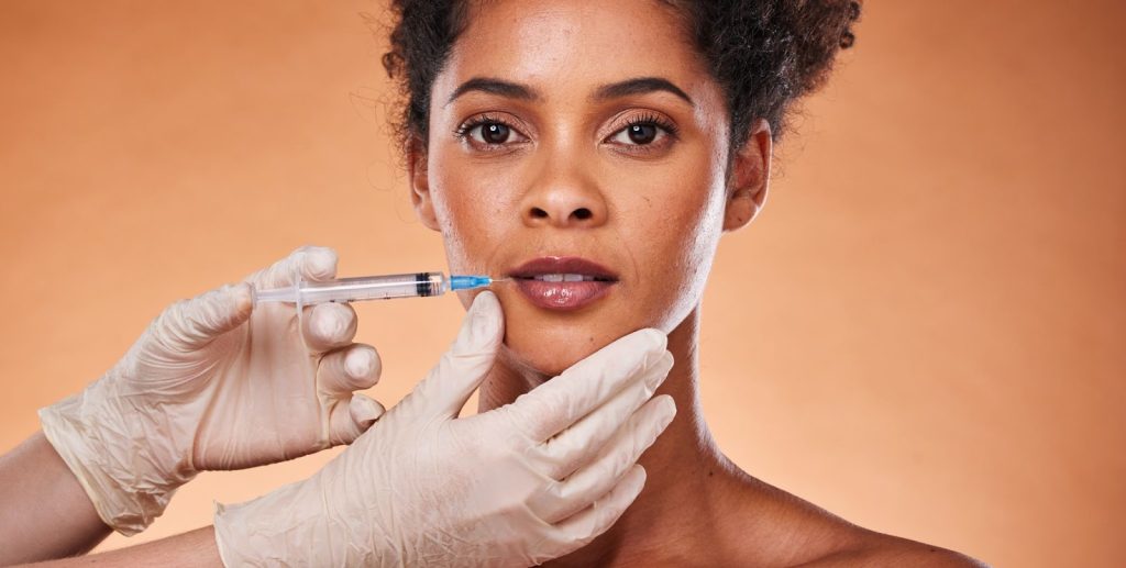 Dame får lip fillers.