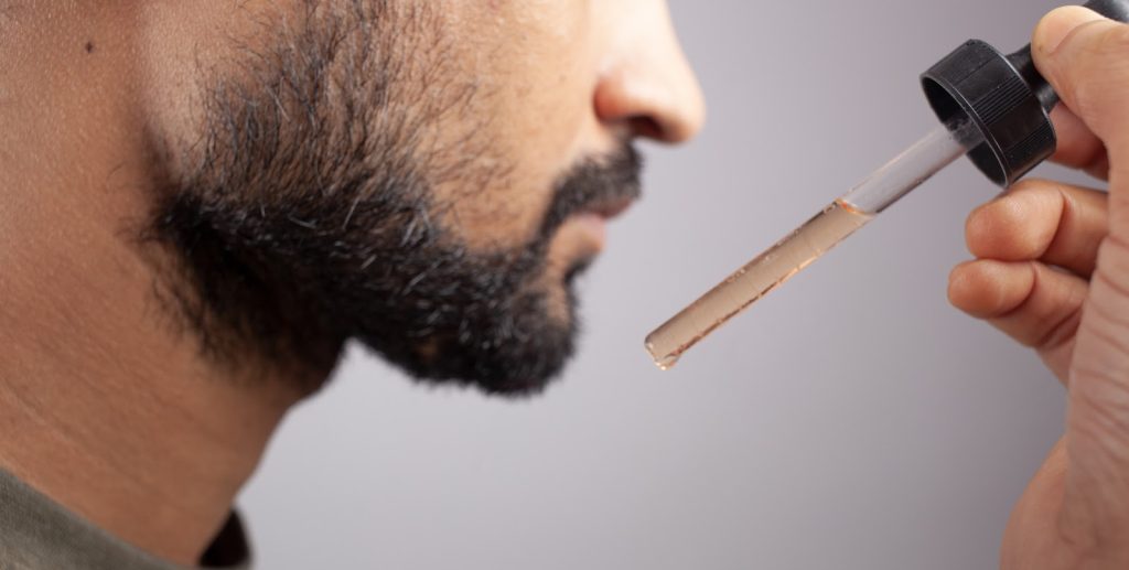 Bilde av person som tester ut ny behandling (Minoxidil) for hårtap.