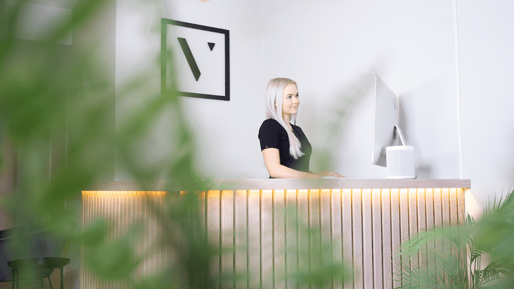 Daglig leder i resepsjon hos Velbehag Medisinsk Hudklinikk Kristiansand