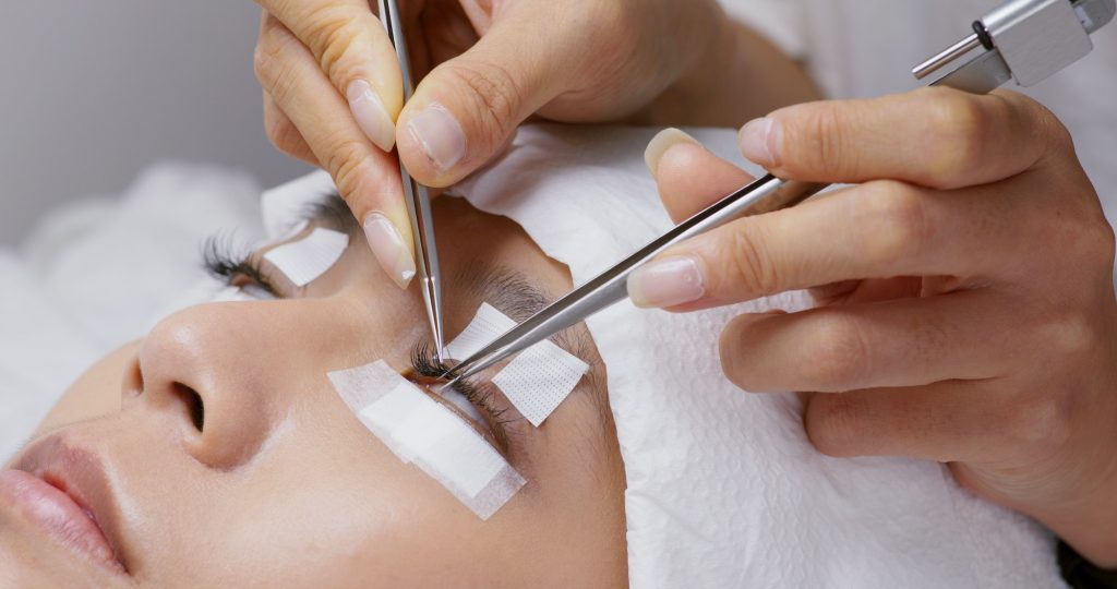 Prosedyrer for vippeforlengelse på en yngre kvinne.