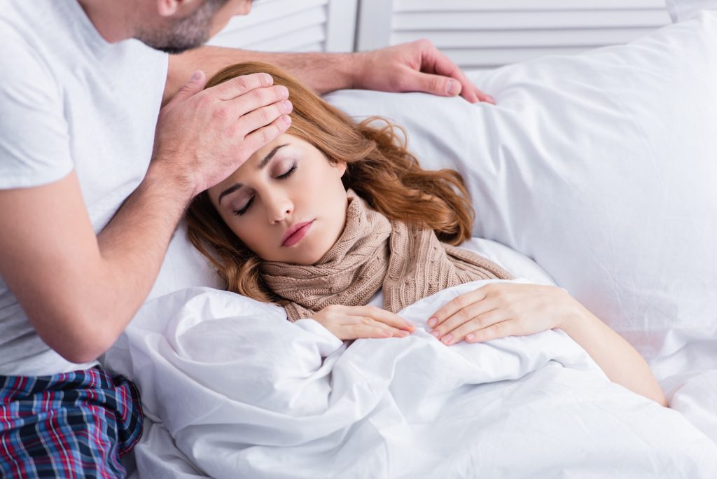 feber, et tegn på genital herpes.