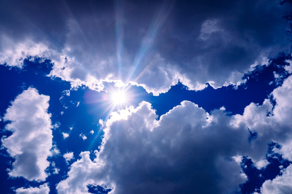 Uva- og uvb-stråler fra solen passerer gjennom atmosfæren og skyene til huden på mennesker.