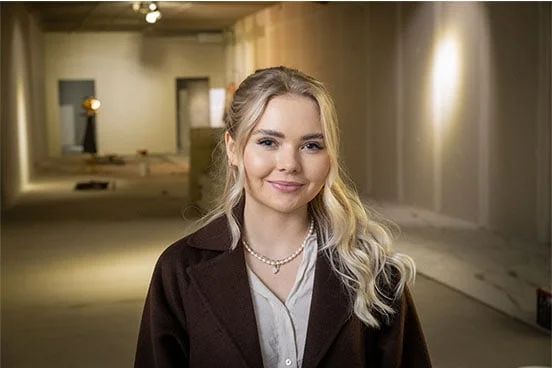 Sara smiler foran kamera i Drammen