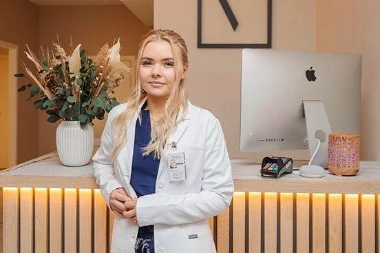 Sara står foran en klinikk