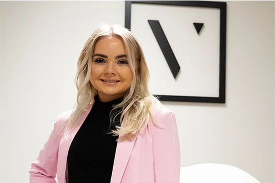 Sara smiler foran kamera