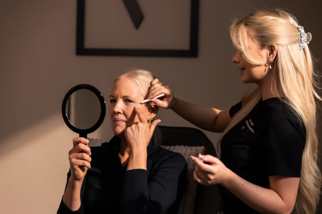 Sara viser en eldre dame hvor hun skal injeksere kryssbundet skinbooster