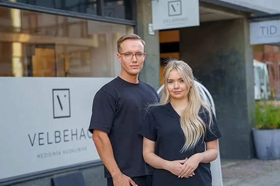 Bilde av Stian Schille Olsen foran Velbehag klinikk med Sara