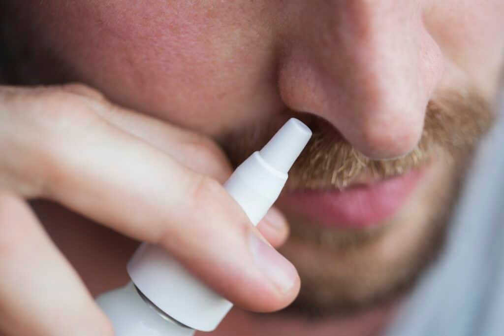 Hvordan bruke nesespray: posisjon