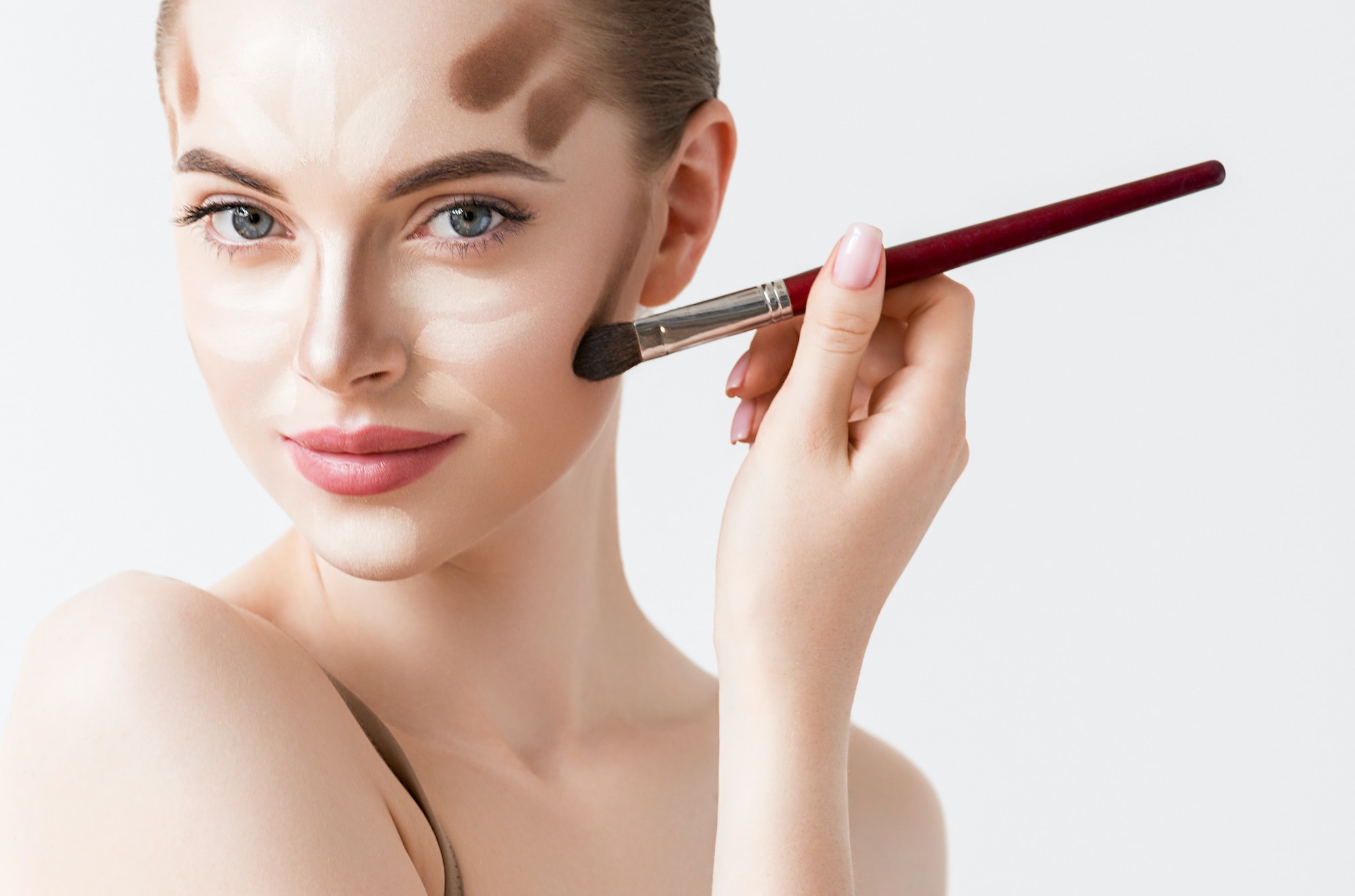 Nærbilde kvinne ansikt. Contour Highlight sminkeprøve. Profesjonell Contouring.