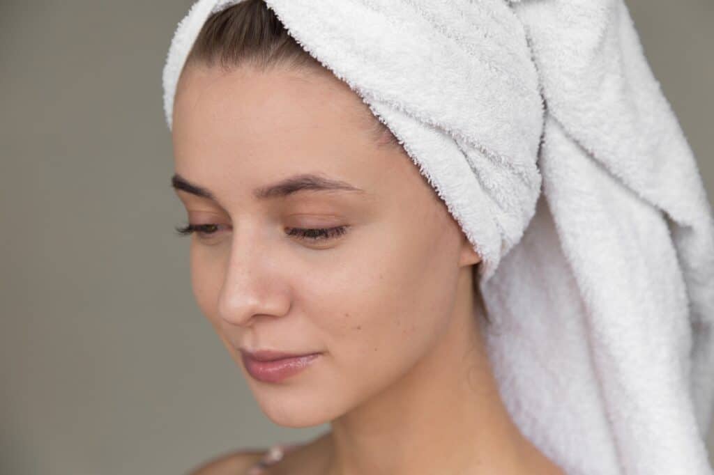 Niacinamide tilfører fukt til huden, behandler porer og reduserer pigmentering