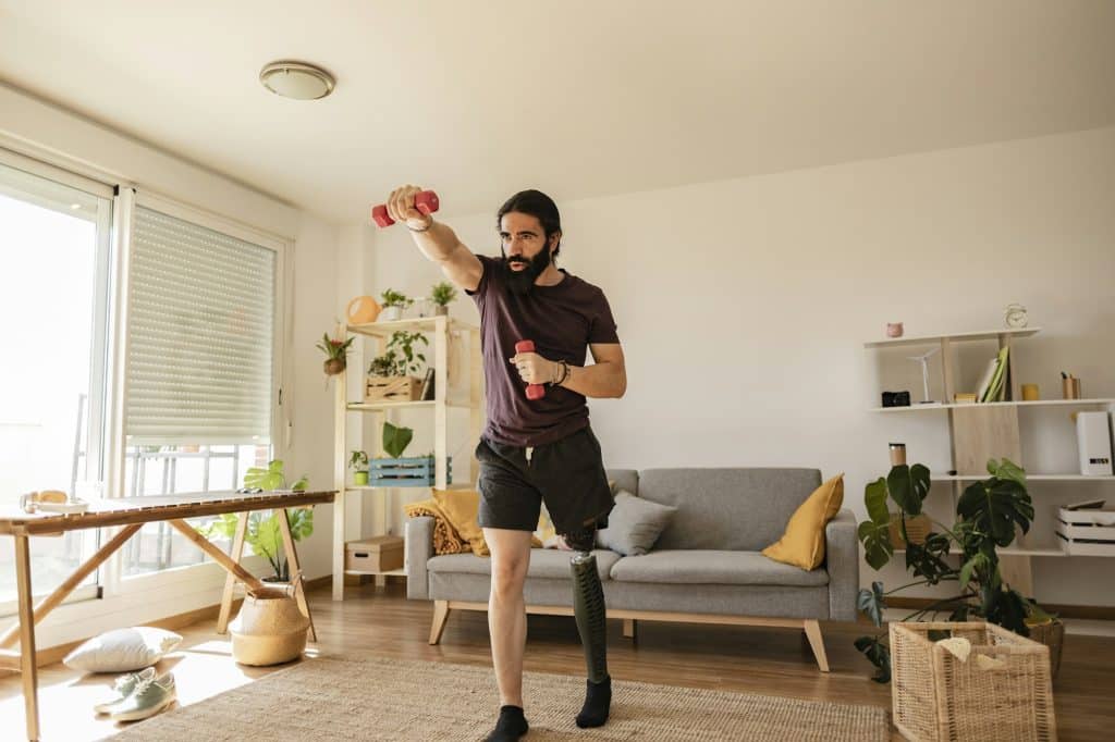 man amputated leg prosthesis, sport at home weights dumbbells